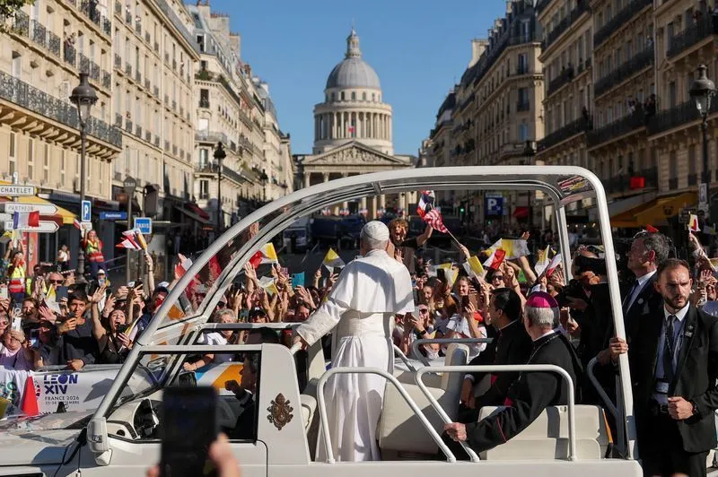 Papa Leão reúne 800 mil pessoas em missa campal histórica em Paris